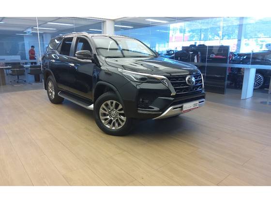 TOYOTA HILUX SW4 2.8 D-4D TURBO DIESEL SRX 7L 4X4 AUTOMÁTICO TOYOTA HILUX SW4 2.8 D-4D TURBO DIESEL SRX 7L 4X4 AUTOMÁTICO